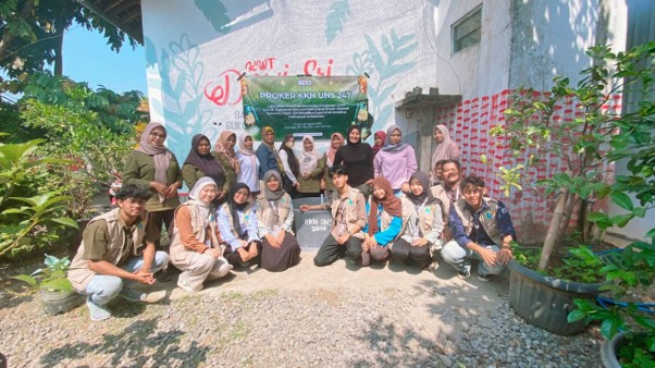 INOVASI SISTEM AKUAPONIK OLEH KKN 247 UNS BERSAMA KWT DEWI SRI SEBAGAI IMPLEMENTASI SISTEM PERTANIAN TERPADU